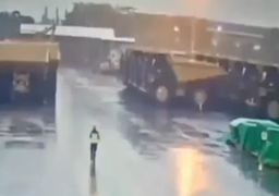 Video: Bị sét đánh tóe lửa dưới mưa, vẫn thoát chết thần kỳ