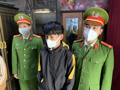 Côn đồ 18 tuổi mang dao vào quán cà phê đâm 2 người trọng thương