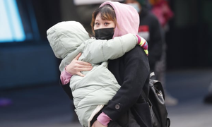 Mỹ báo động ca mắc COVID-19 tăng vọt ở trẻ em