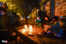 Ảnh: Người Hà Nội đốt lửa sưởi ấm trong đợt rét nhất từ đầu đông