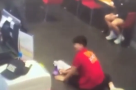 Nhân viên hậu đậu ngã liên tục giữa nhà hàng