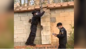 Bảo vệ trường bôi dầu máy lên tường, ngăn sinh viên trốn ra ngoài giữa mùa dịch