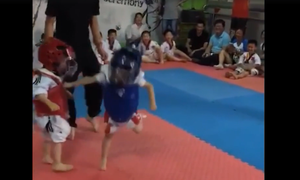 Cả võ đường bật cười khi 2 võ sĩ nhí tung chiêu 