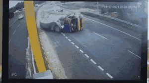 Video: Xe tải chao đảo lật ngang đường, ba người thoát chết thần kỳ