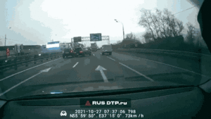 Video: Tài xế mất kiểm soát, xe hơi bay khỏi cao tốc