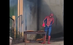 Người nhện thất nghiệp bán thịt xiên nướng