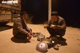 Ảnh: Cuộc sống của tài xế trong chuỗi ngày mắc kẹt, chờ thông quan ở Lạng Sơn