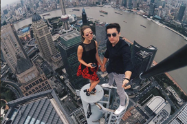 Cặp đôi thích ‘thách thức' tử thần, làm dân mạng ‘rụng rời’ với thú vui selfie