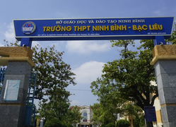 Đình chỉ hiệu trưởng bị khởi tố do thu chi sai 3,7 tỷ tiền học thêm