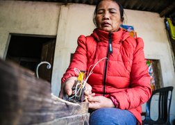 Ảnh: Làng làm đũa cau rừng hối hả 'vót tiền' đón Tết