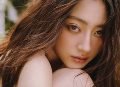 Vẻ đẹp trong veo vừa ngây thơ vừa gợi cảm của Hoa hậu Lương Thùy Linh