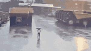 Video: Sét đánh phóng ra tia lửa, nhân viên bảo vệ thoát chết thần kỳ