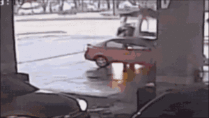 Video: Xe hơi tông thẳng vào trạm xăng gây vụ nổ lớn