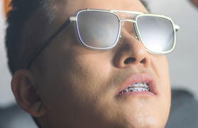 Tuấn Hưng đeo niềng răng kim cương hát rap