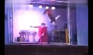 Thanh niên nhào lộn làm sập sân khấu