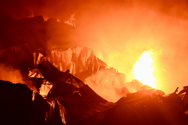 Cháy kho vải gần chợ Ninh Hiệp: Gần 100 cảnh sát Hà Nội dập lửa suốt 5 giờ