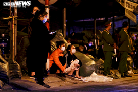 Hà Nội: Tiểu thương chợ vải Ninh Hiệp bất lực nhìn hàng hóa bị thiêu rụi