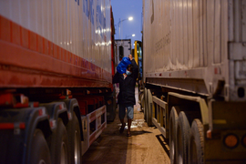 Hàng nghìn tài xế mắc kẹt ở cửa khẩu Lạng Sơn: Mong sớm được về để đón Tết