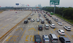Tài xế cuống cuồng 'né' làn thu phí không dừng ETC để tránh bị xử phạt