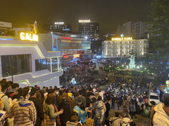 Ảnh: Chợ đêm Đà Lạt đông nghẹt người ngày đầu năm mới