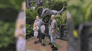 Video: Bị robot khủng long lén lút hù dọa, cả gia đình hoảng sợ