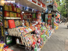 Quà Tết 2022 ngập tràn phố nhưng vắng khách mua