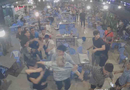 Không xin được số điện thoại, nhóm thanh niên đánh đập dã man 4 cô gái