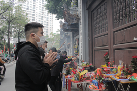 Nhiều người trẻ đứng ngoài bái vọng chùa Hà cầu duyên