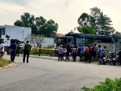 Thi thể nam tài xế cháy đen trong cabin xe tải ở Bình Dương