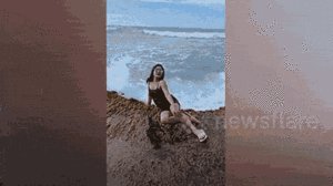 Video: Tạo dáng chụp ảnh, người phụ nữ bị sóng biển cuốn trôi