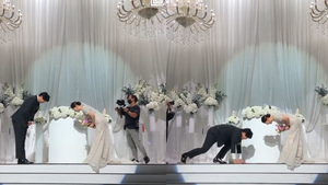 Chú rể nằm rạp xuống đất vì quá yêu cô dâu