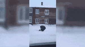 Video: Tài xế taxi giải cứu cậu bé mắc kẹt trong tuyết