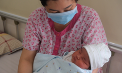Sinh thường bé trai nặng 5,15 kg
