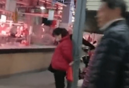 Dùng tiền giả mua hàng, người phụ nữ bị trói giữa chợ