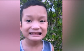 Cậu bé thật thà bị chị lừa, cười như mếu