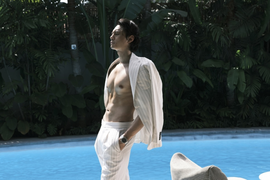 Tình trẻ của Trương Ngọc Ánh khoe cơ bụng 6 múi trong bộ ảnh mới 