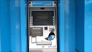 Bị cây ATM nuốt thẻ, nữ sinh ‘nhẹ nhàng trút giận’ ai dè thủng luôn chiếc máy