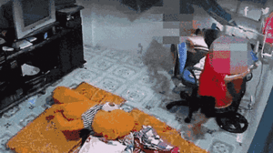 Video: Hai thanh niên đập cửa, uy hiếp, cướp iPad của 2 cháu bé