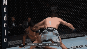 Video: Võ sĩ tung cú đấm cực mạnh khiến mặt đối thủ biến dạng