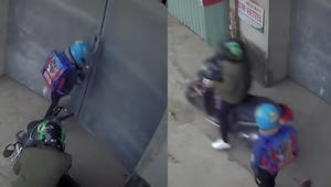 Mẹ đoảng đưa con đi học nhưng bỏ quên con ngay trước nhà