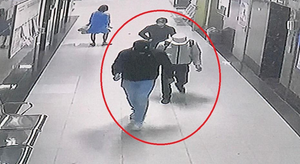 Nhận dạng 3 kẻ xông vào căn hộ xịt hơi cay, cướp điện thoại ở Hà Nội