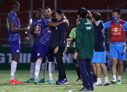 Kiatisak: 'HAGL chưa làm gì lớn lao dù nâng cúp'