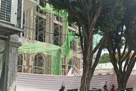 Sập giàn giáo ở TP.HCM, 4 người thương vong