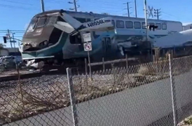 Video giải cứu phi công ngay trước mũi tàu hỏa 