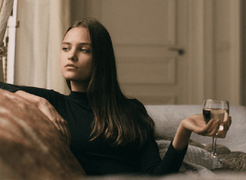 Trắc nghiệm: 'Đọc vị' tính cách bạn qua kiểu cầm ly 