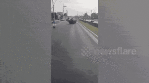 Video: Kinh ngạc ô tô bay qua dải phân cách, hai vợ chồng thoát chết