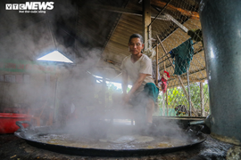 Ảnh: Làng mật mía đỏ lửa ngày đêm vào vụ Tết 