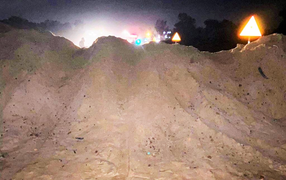 Chạy xe máy tông vào đống cát, 4 người trong gia đình thương vong