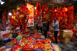 Ảnh: Hàng Mã trang hoàng rực rỡ, người dân Thủ đô tấp nập sắm đồ trang trí Tết