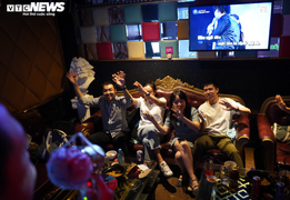 Ảnh: Ngày đầu quán karaoke mở lại, khách phải đi từ chiều để đặt phòng hát